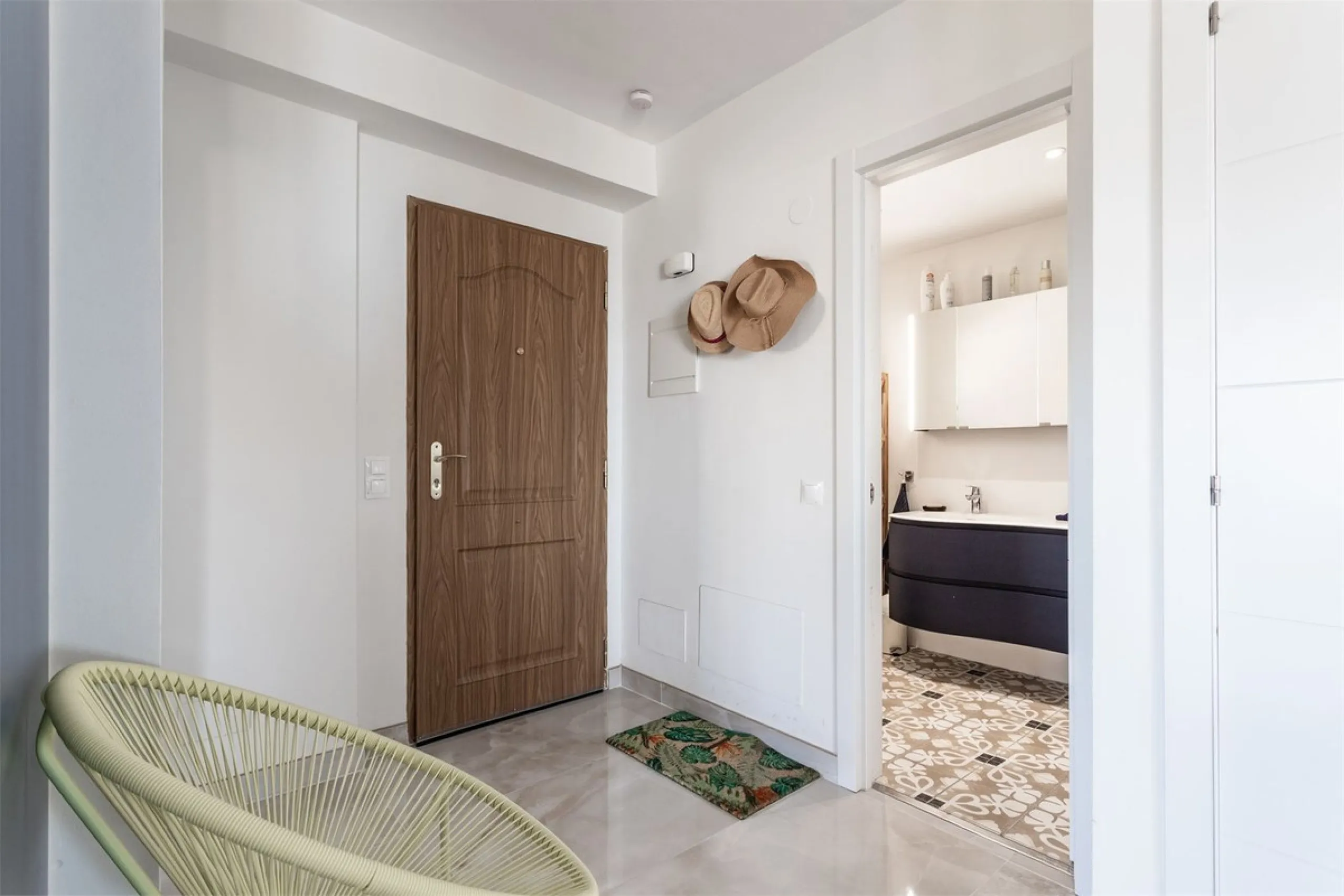 This fully renovated penthouse combines modern design with spectacular views over the Mediterranean and Fuengirola's coastline. You will live in a gated and well-maintained community with lush surroundings, parking, and no less than three communal swimmin