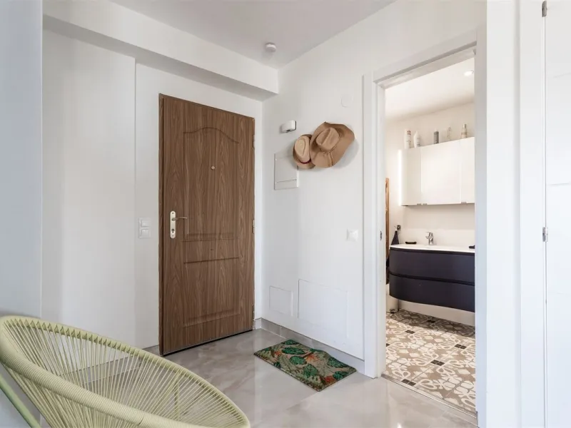 This fully renovated penthouse combines modern design with spectacular views over the Mediterranean and Fuengirola's coastline. You will live in a gated and well-maintained community with lush surroundings, parking, and no less than three communal swimmin