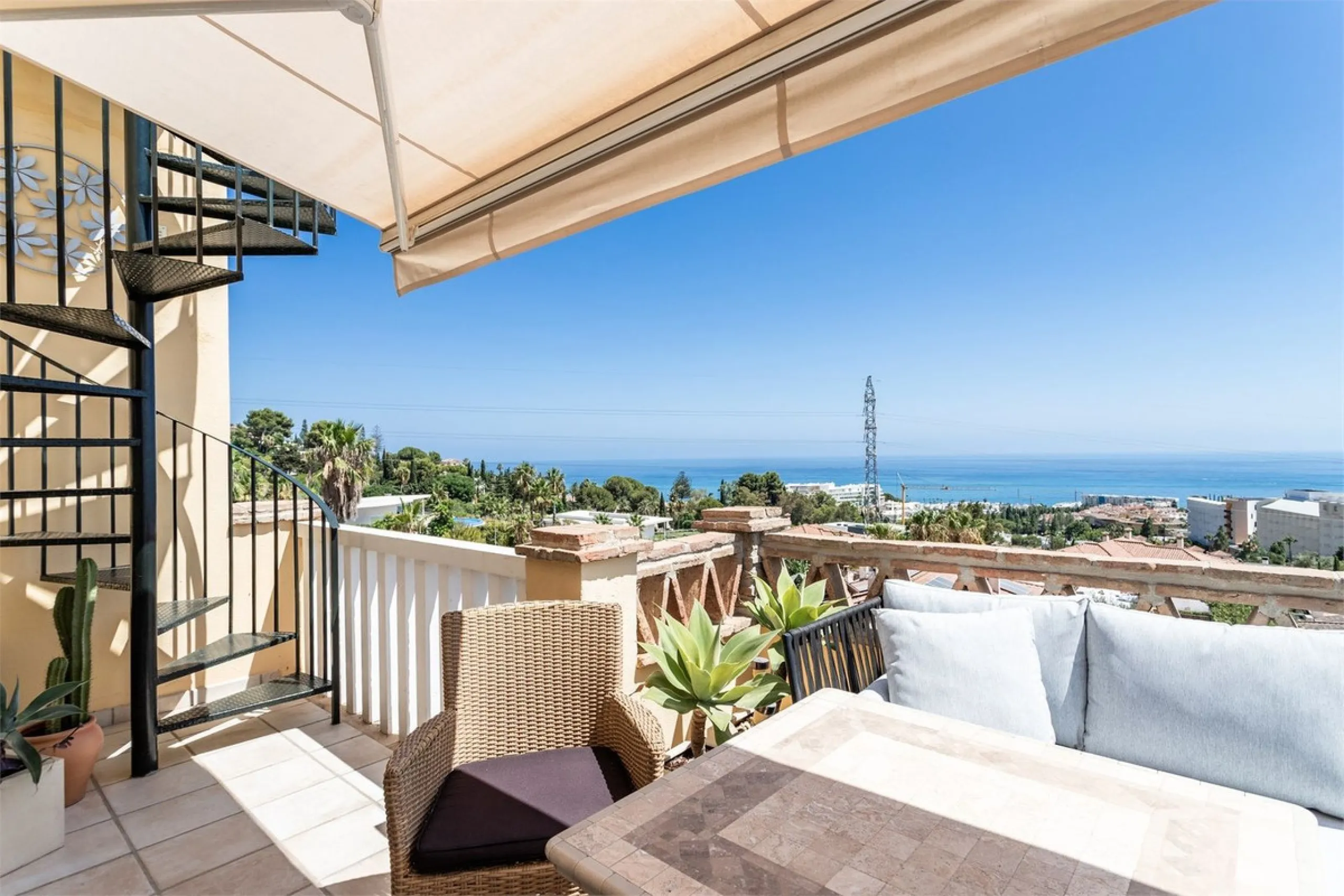 This fully renovated penthouse combines modern design with spectacular views over the Mediterranean and Fuengirola's coastline. You will live in a gated and well-maintained community with lush surroundings, parking, and no less than three communal swimmin