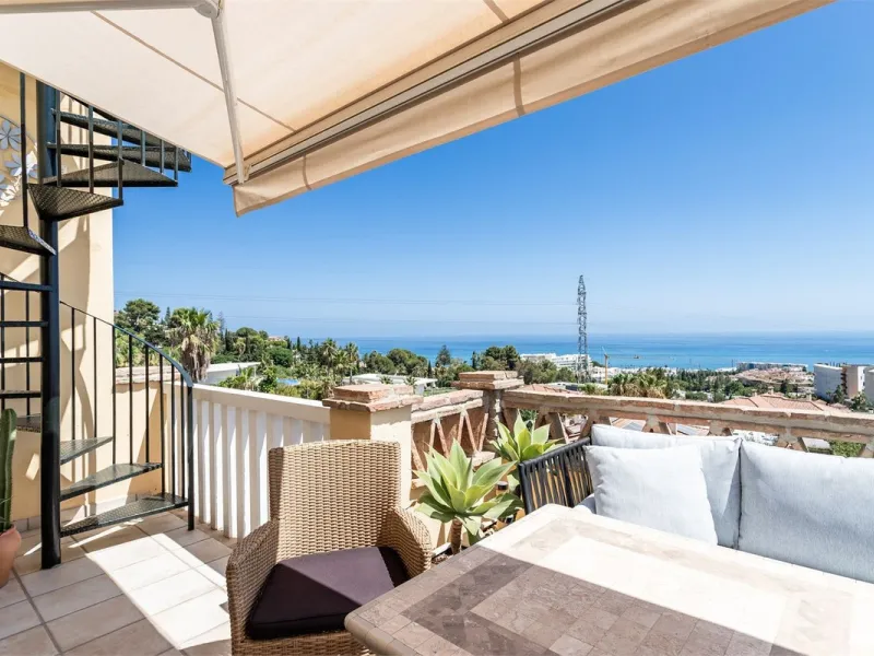 This fully renovated penthouse combines modern design with spectacular views over the Mediterranean and Fuengirola's coastline. You will live in a gated and well-maintained community with lush surroundings, parking, and no less than three communal swimmin