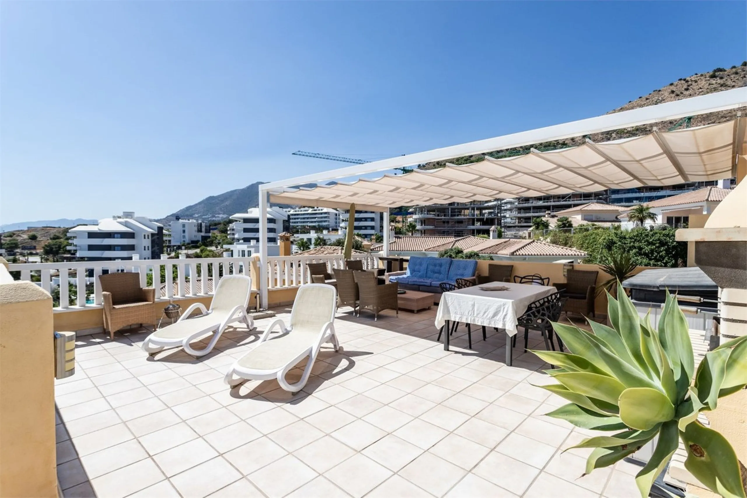 This fully renovated penthouse combines modern design with spectacular views over the Mediterranean and Fuengirola's coastline. You will live in a gated and well-maintained community with lush surroundings, parking, and no less than three communal swimmin