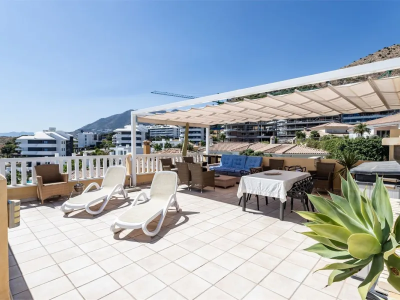 This fully renovated penthouse combines modern design with spectacular views over the Mediterranean and Fuengirola's coastline. You will live in a gated and well-maintained community with lush surroundings, parking, and no less than three communal swimmin
