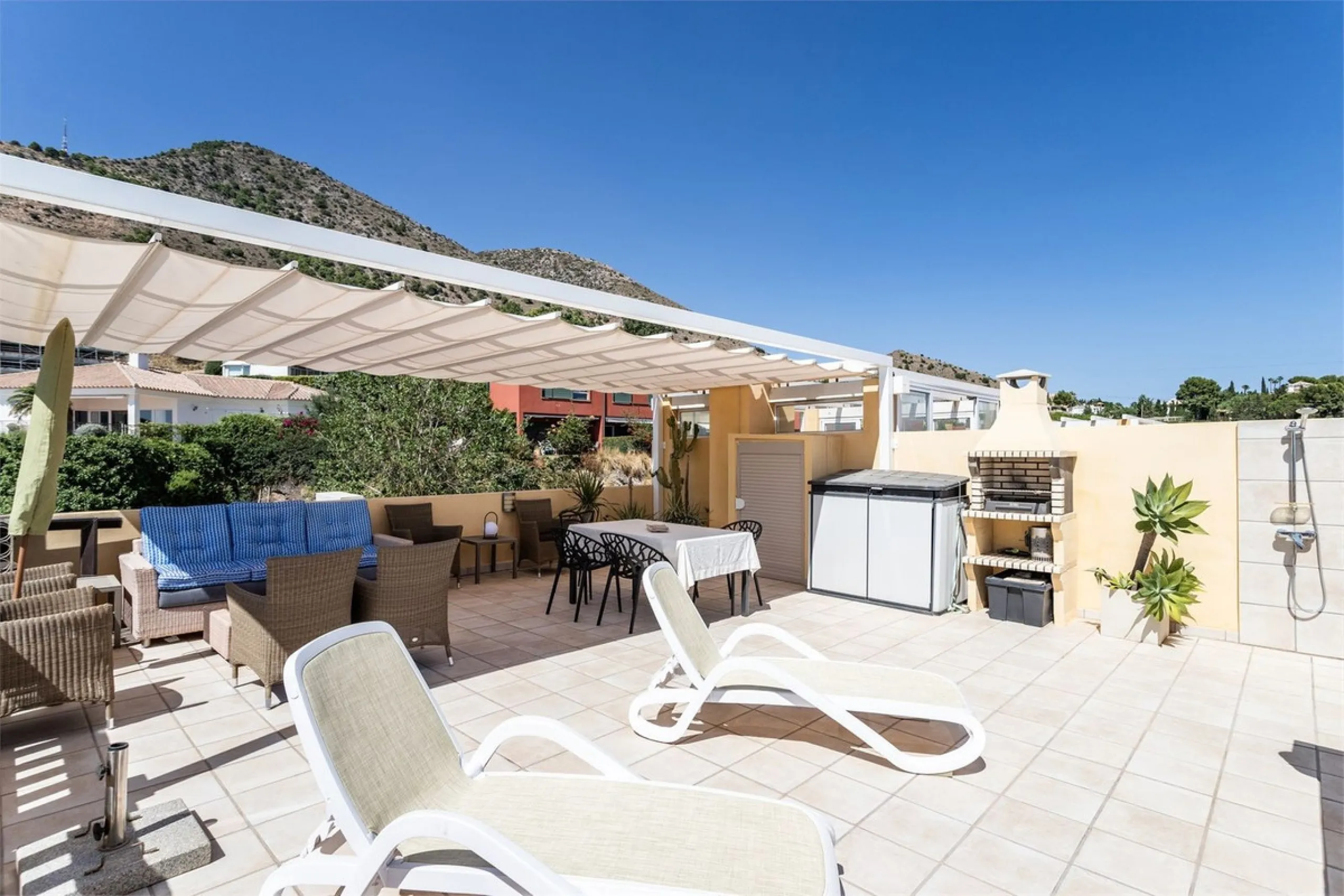 This fully renovated penthouse combines modern design with spectacular views over the Mediterranean and Fuengirola's coastline. You will live in a gated and well-maintained community with lush surroundings, parking, and no less than three communal swimmin