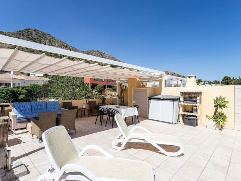 This fully renovated penthouse combines modern design with spectacular views over the Mediterranean and Fuengirola's coastline. You will live in a gated and well-maintained community with lush surroundings, parking, and no less than three communal swimmin