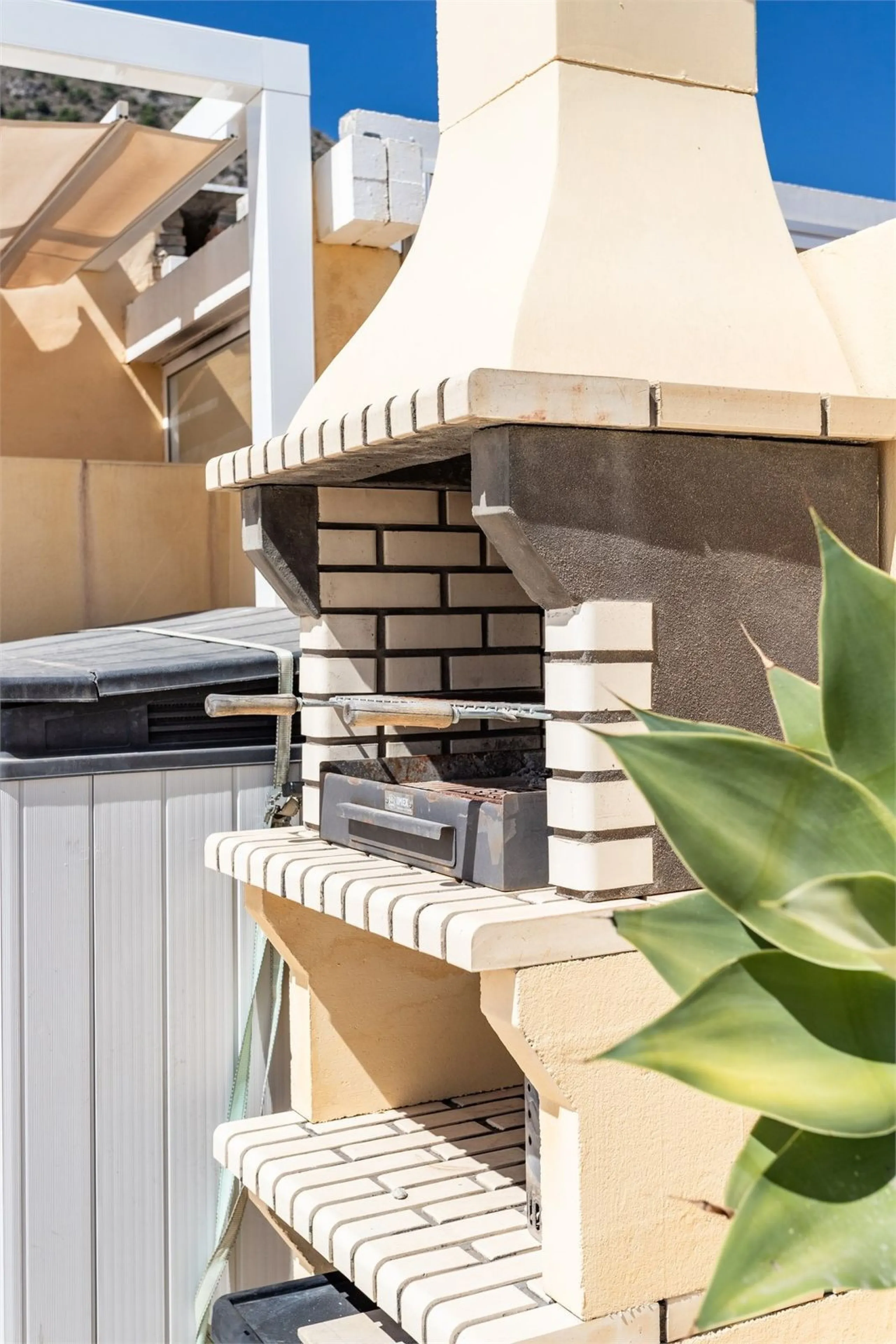 This fully renovated penthouse combines modern design with spectacular views over the Mediterranean and Fuengirola's coastline. You will live in a gated and well-maintained community with lush surroundings, parking, and no less than three communal swimmin