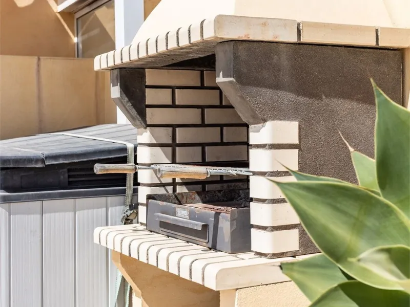 This fully renovated penthouse combines modern design with spectacular views over the Mediterranean and Fuengirola's coastline. You will live in a gated and well-maintained community with lush surroundings, parking, and no less than three communal swimmin
