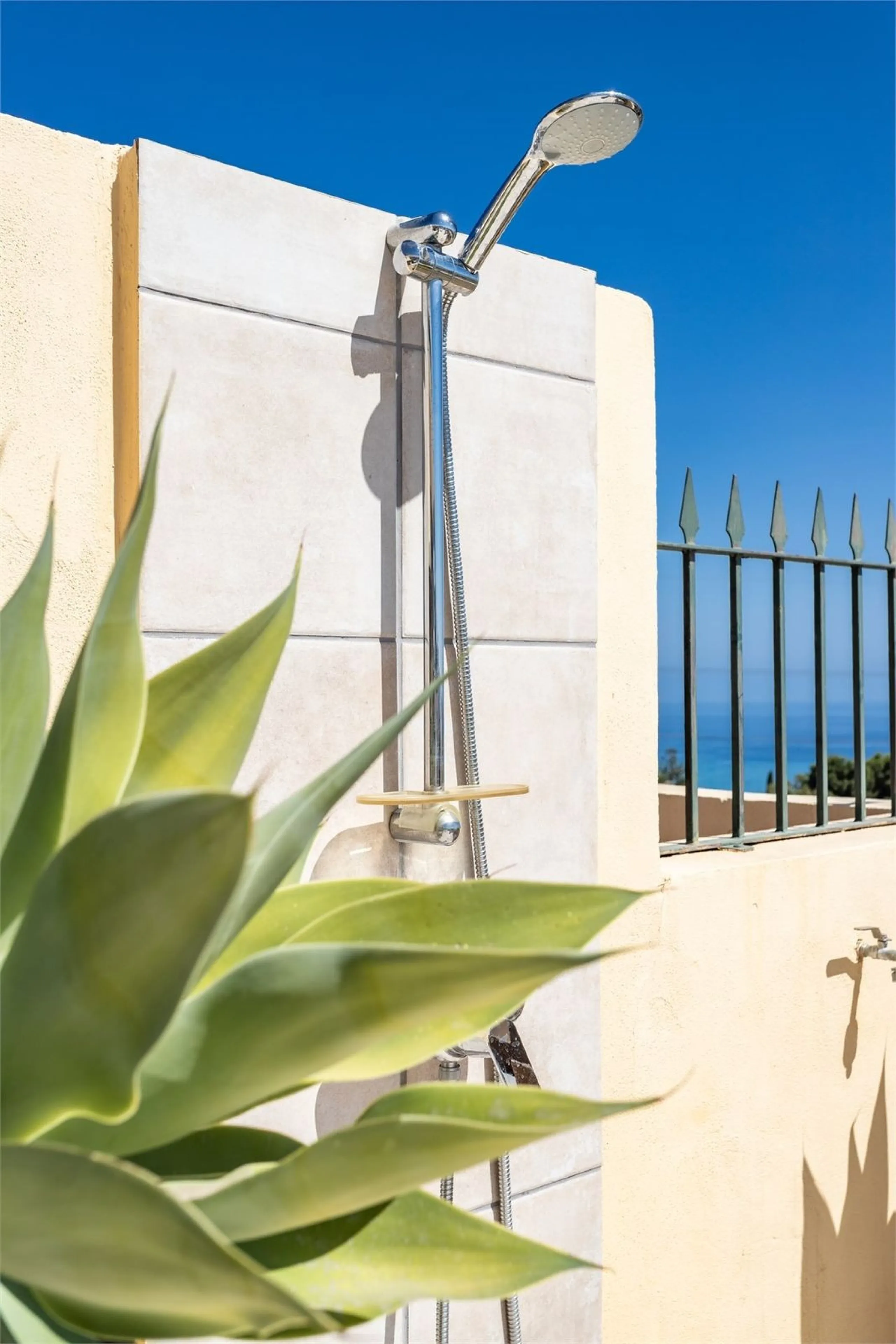 This fully renovated penthouse combines modern design with spectacular views over the Mediterranean and Fuengirola's coastline. You will live in a gated and well-maintained community with lush surroundings, parking, and no less than three communal swimmin