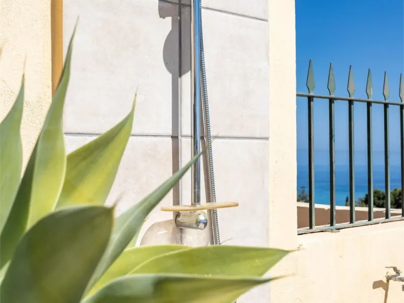 This fully renovated penthouse combines modern design with spectacular views over the Mediterranean and Fuengirola's coastline. You will live in a gated and well-maintained community with lush surroundings, parking, and no less than three communal swimmin
