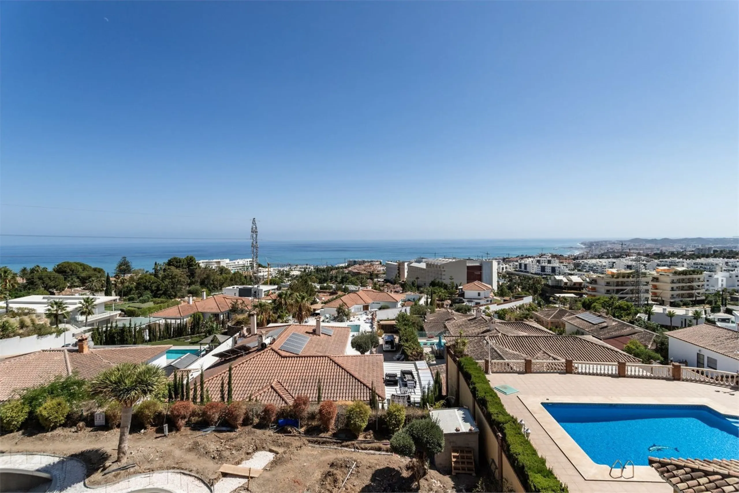 This fully renovated penthouse combines modern design with spectacular views over the Mediterranean and Fuengirola's coastline. You will live in a gated and well-maintained community with lush surroundings, parking, and no less than three communal swimmin