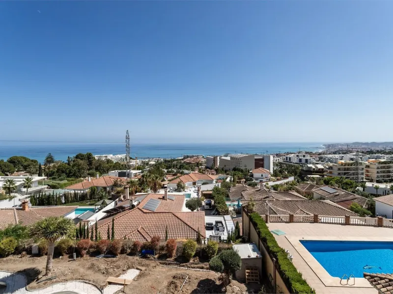 This fully renovated penthouse combines modern design with spectacular views over the Mediterranean and Fuengirola's coastline. You will live in a gated and well-maintained community with lush surroundings, parking, and no less than three communal swimmin
