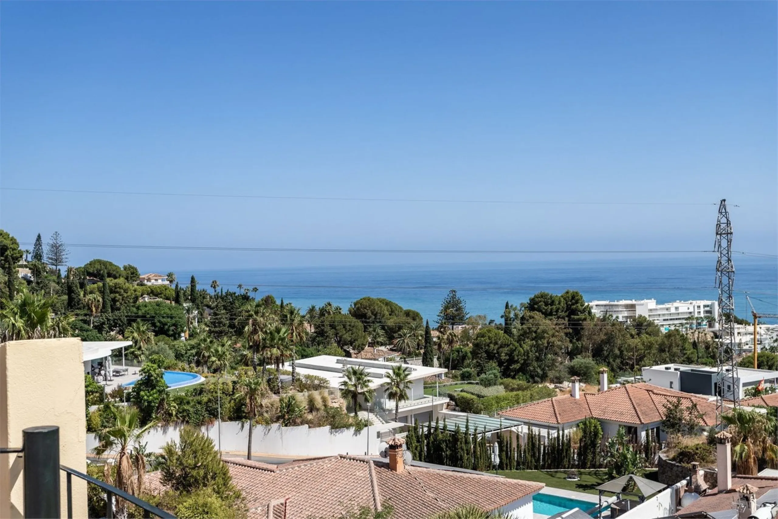 This fully renovated penthouse combines modern design with spectacular views over the Mediterranean and Fuengirola's coastline. You will live in a gated and well-maintained community with lush surroundings, parking, and no less than three communal swimmin