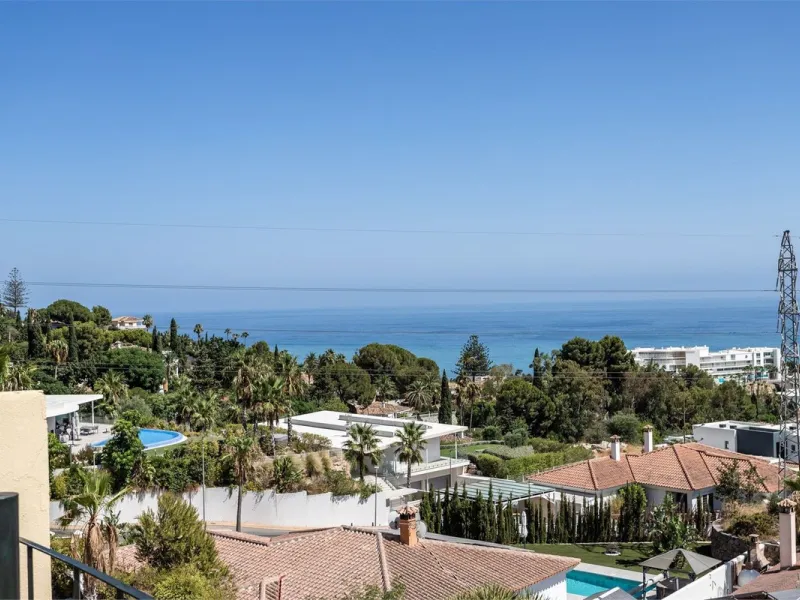 This fully renovated penthouse combines modern design with spectacular views over the Mediterranean and Fuengirola's coastline. You will live in a gated and well-maintained community with lush surroundings, parking, and no less than three communal swimmin