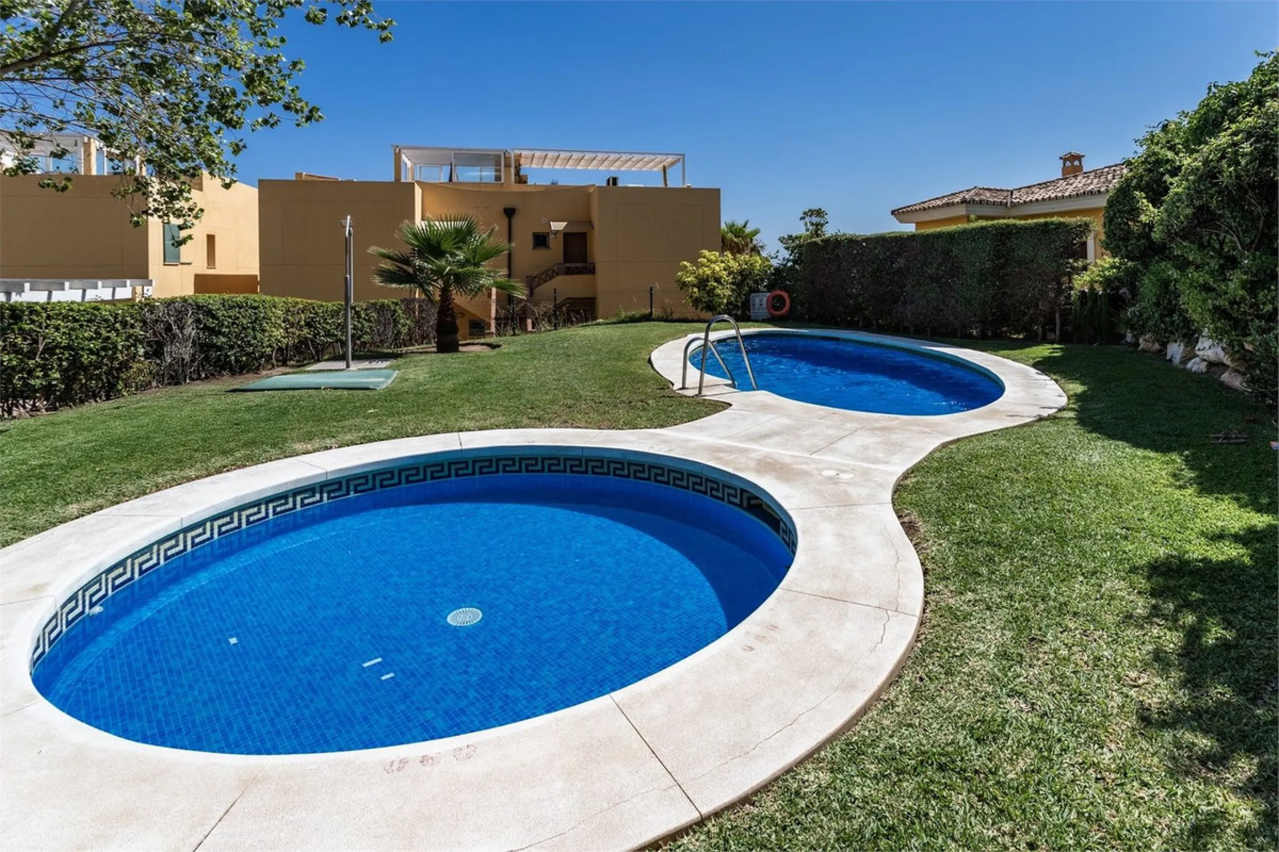 This fully renovated penthouse combines modern design with spectacular views over the Mediterranean and Fuengirola's coastline. You will live in a gated and well-maintained community with lush surroundings, parking, and no less than three communal swimmin
