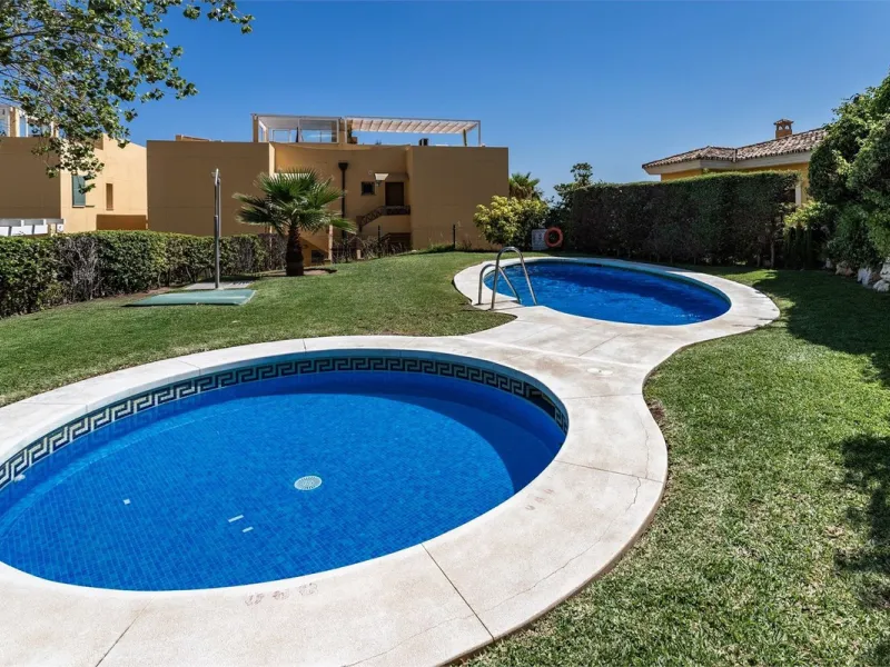 This fully renovated penthouse combines modern design with spectacular views over the Mediterranean and Fuengirola's coastline. You will live in a gated and well-maintained community with lush surroundings, parking, and no less than three communal swimmin