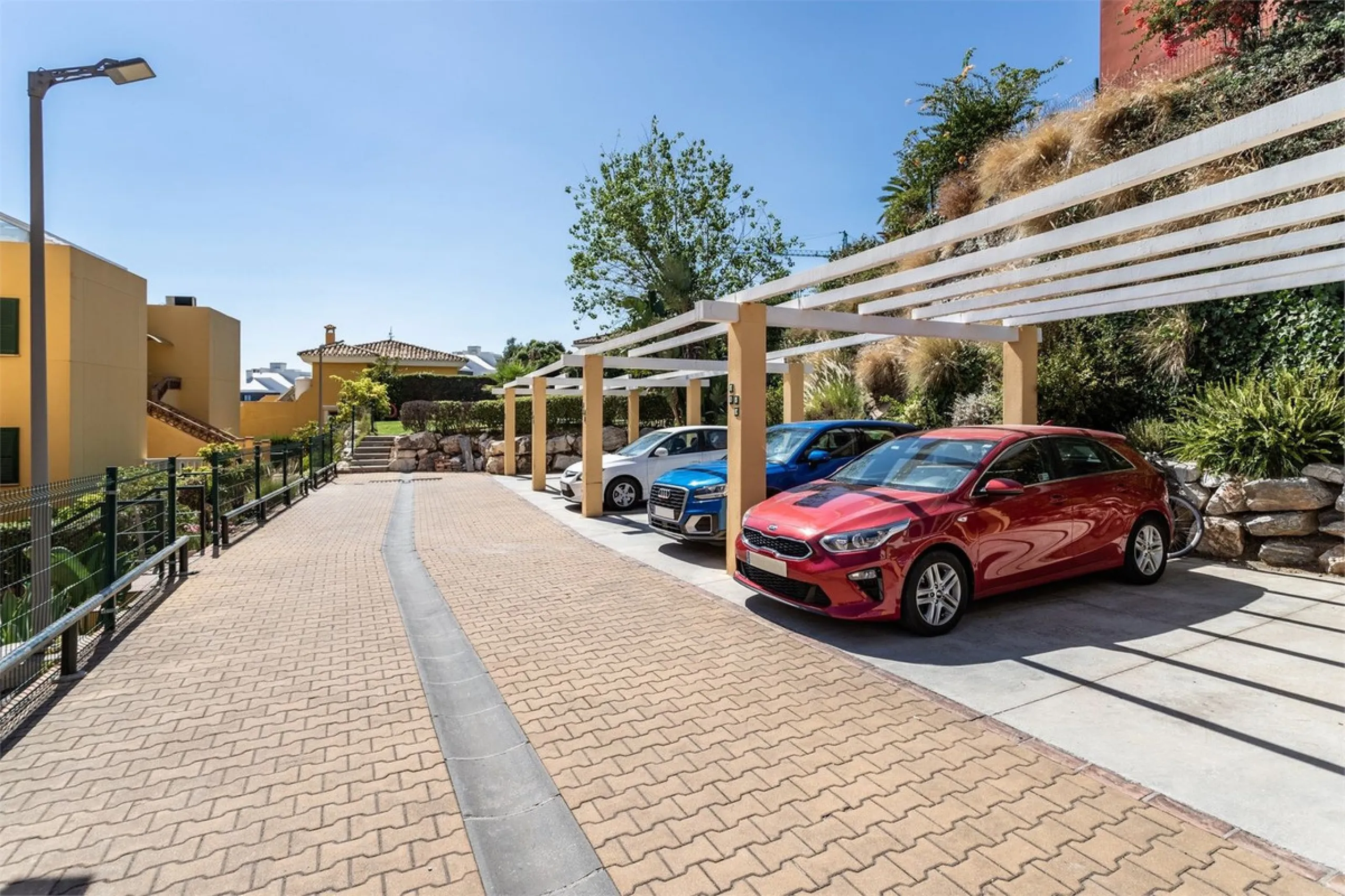This fully renovated penthouse combines modern design with spectacular views over the Mediterranean and Fuengirola's coastline. You will live in a gated and well-maintained community with lush surroundings, parking, and no less than three communal swimmin