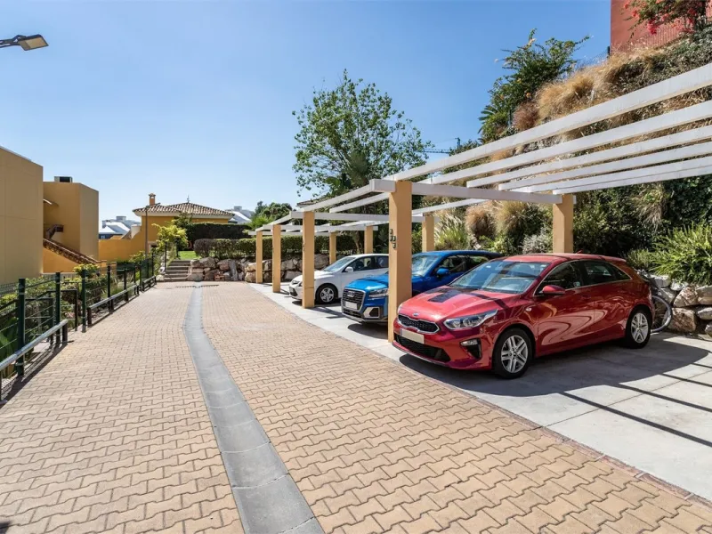 This fully renovated penthouse combines modern design with spectacular views over the Mediterranean and Fuengirola's coastline. You will live in a gated and well-maintained community with lush surroundings, parking, and no less than three communal swimmin