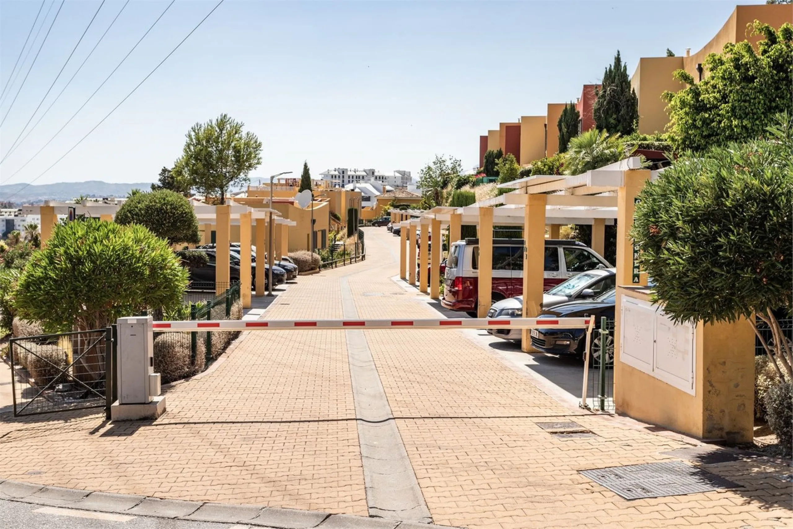 This fully renovated penthouse combines modern design with spectacular views over the Mediterranean and Fuengirola's coastline. You will live in a gated and well-maintained community with lush surroundings, parking, and no less than three communal swimmin