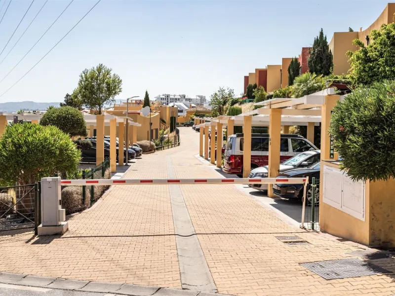 This fully renovated penthouse combines modern design with spectacular views over the Mediterranean and Fuengirola's coastline. You will live in a gated and well-maintained community with lush surroundings, parking, and no less than three communal swimmin