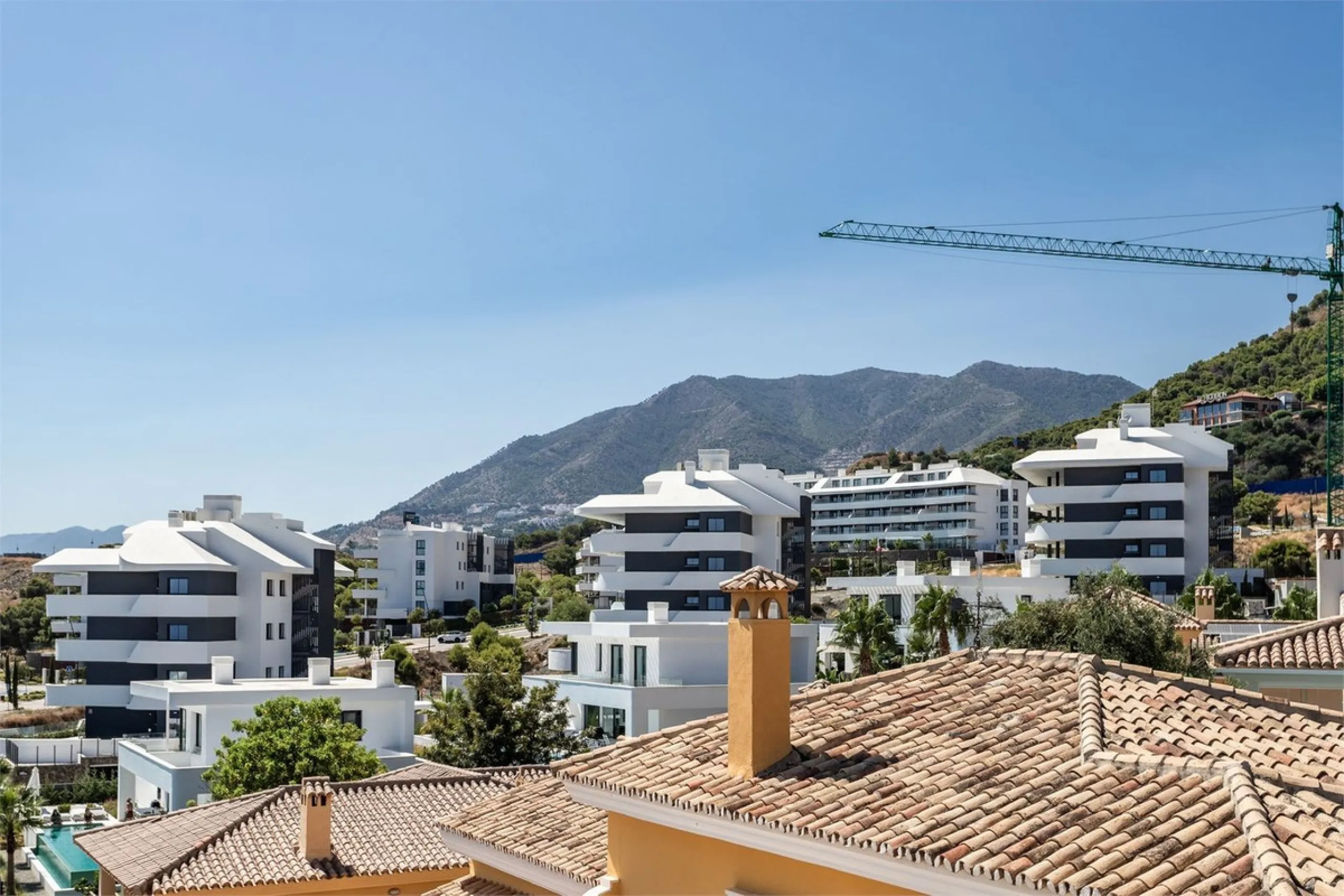 This fully renovated penthouse combines modern design with spectacular views over the Mediterranean and Fuengirola's coastline. You will live in a gated and well-maintained community with lush surroundings, parking, and no less than three communal swimmin