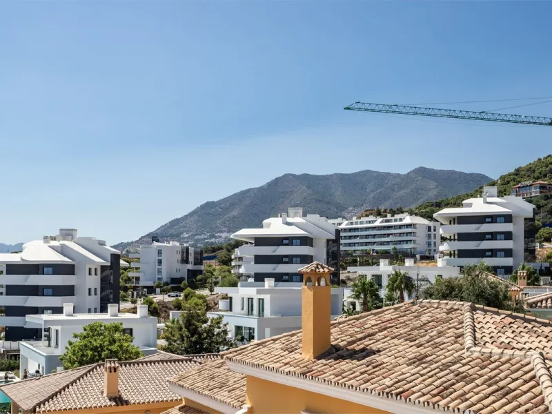 This fully renovated penthouse combines modern design with spectacular views over the Mediterranean and Fuengirola's coastline. You will live in a gated and well-maintained community with lush surroundings, parking, and no less than three communal swimmin