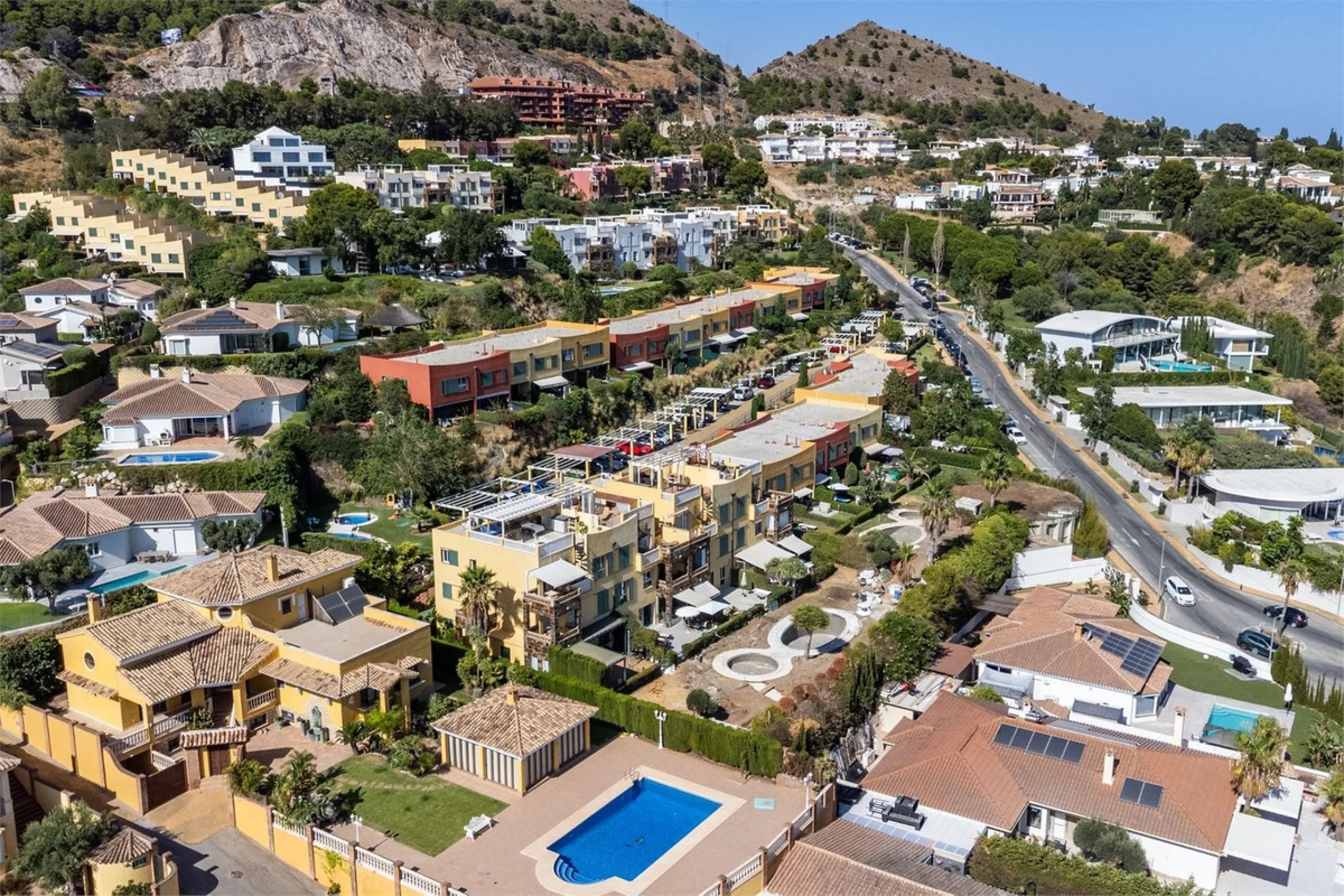 This fully renovated penthouse combines modern design with spectacular views over the Mediterranean and Fuengirola's coastline. You will live in a gated and well-maintained community with lush surroundings, parking, and no less than three communal swimmin