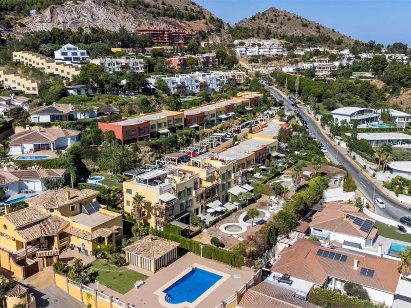 This fully renovated penthouse combines modern design with spectacular views over the Mediterranean and Fuengirola's coastline. You will live in a gated and well-maintained community with lush surroundings, parking, and no less than three communal swimmin