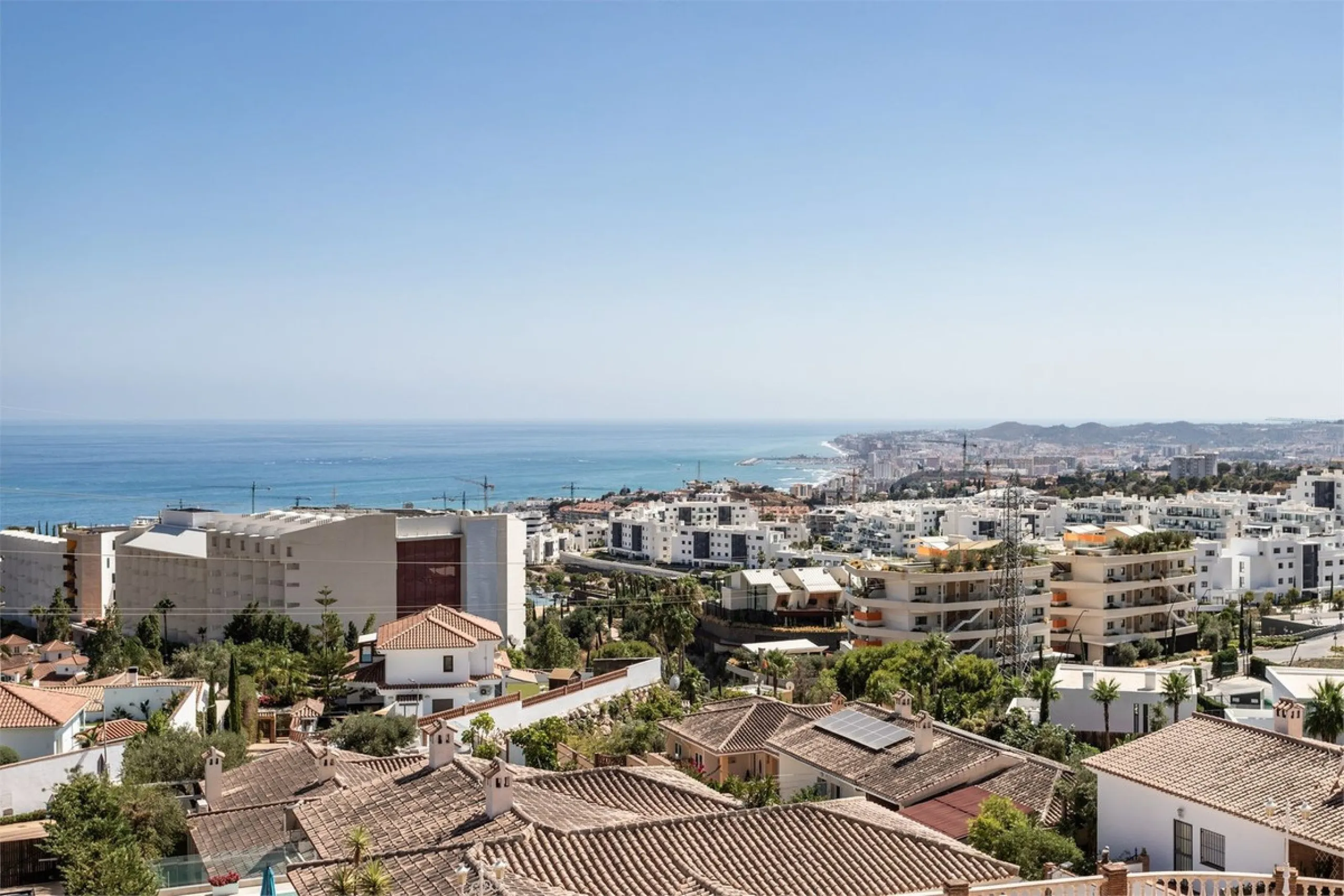 This fully renovated penthouse combines modern design with spectacular views over the Mediterranean and Fuengirola's coastline. You will live in a gated and well-maintained community with lush surroundings, parking, and no less than three communal swimmin