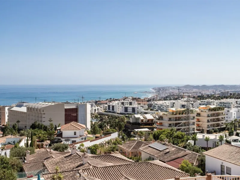 This fully renovated penthouse combines modern design with spectacular views over the Mediterranean and Fuengirola's coastline. You will live in a gated and well-maintained community with lush surroundings, parking, and no less than three communal swimmin