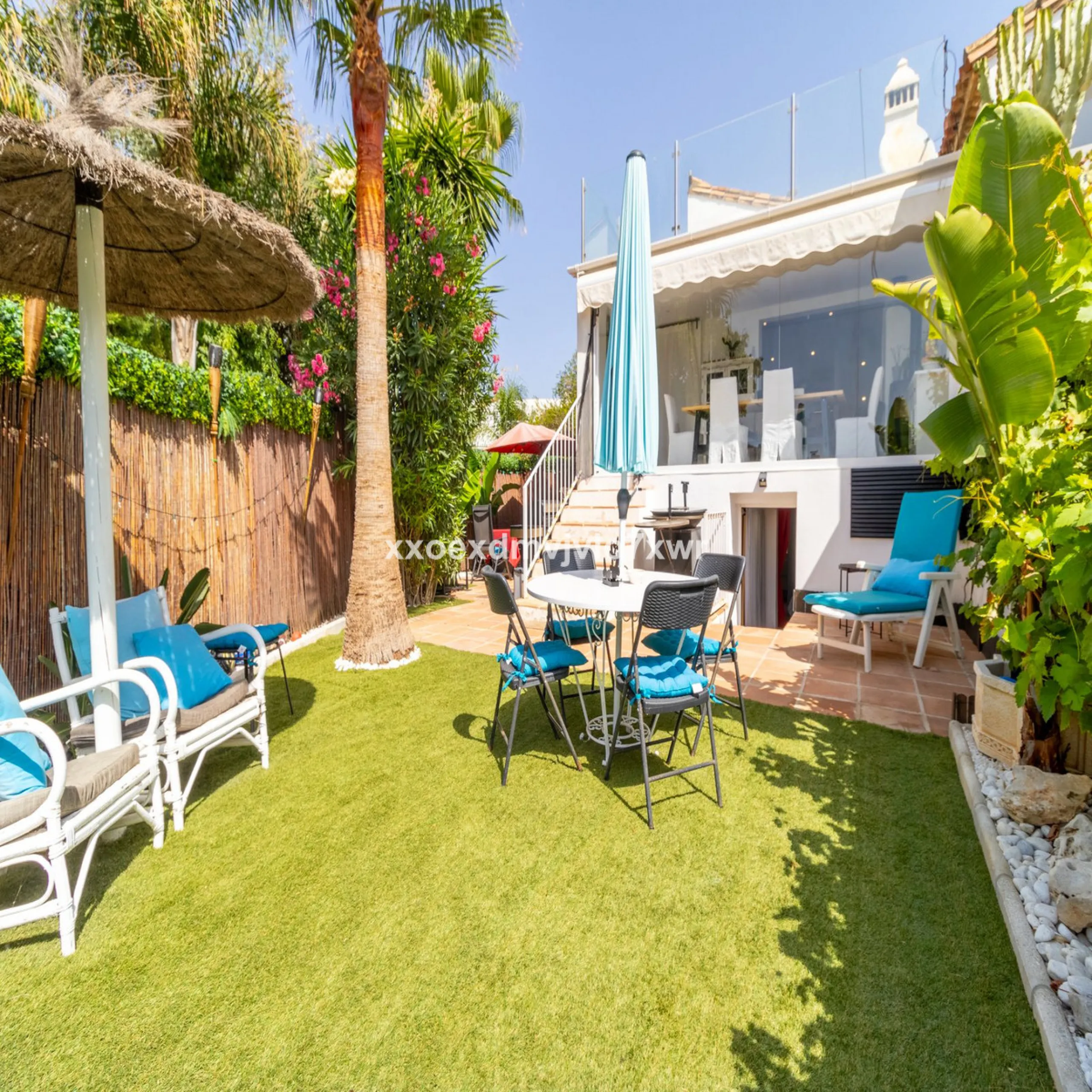 Located in the prestigious Bahía Dorada urbanisation, this elegant two-storey villa combines a privileged location with breathtaking panoramic views of the Mediterranean. Only 50 metres from the beach, it is ideal both as a permanent residence or as a hol