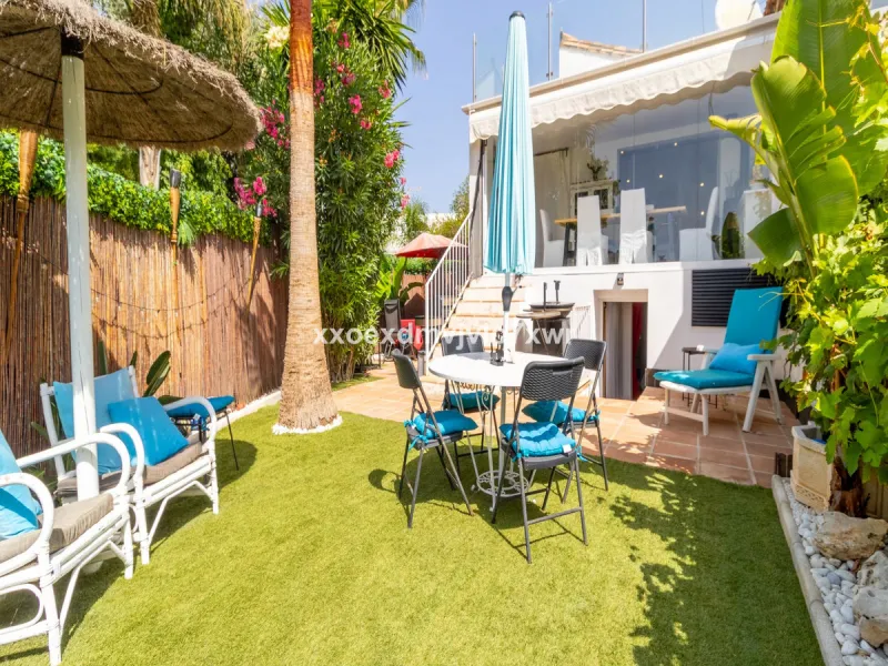 Located in the prestigious Bahía Dorada urbanisation, this elegant two-storey villa combines a privileged location with breathtaking panoramic views of the Mediterranean. Only 50 metres from the beach, it is ideal both as a permanent residence or as a hol