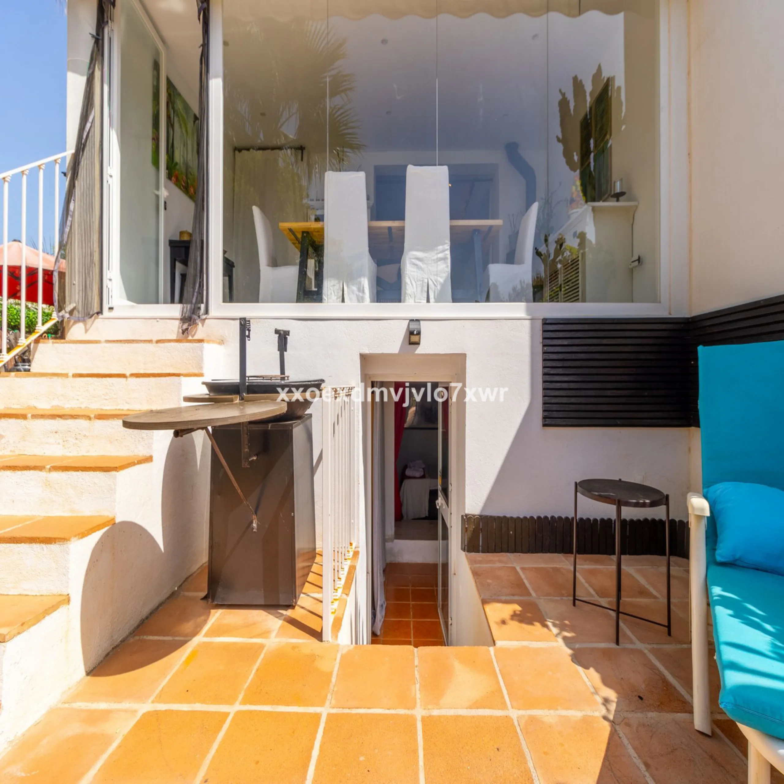 Located in the prestigious Bahía Dorada urbanisation, this elegant two-storey villa combines a privileged location with breathtaking panoramic views of the Mediterranean. Only 50 metres from the beach, it is ideal both as a permanent residence or as a hol