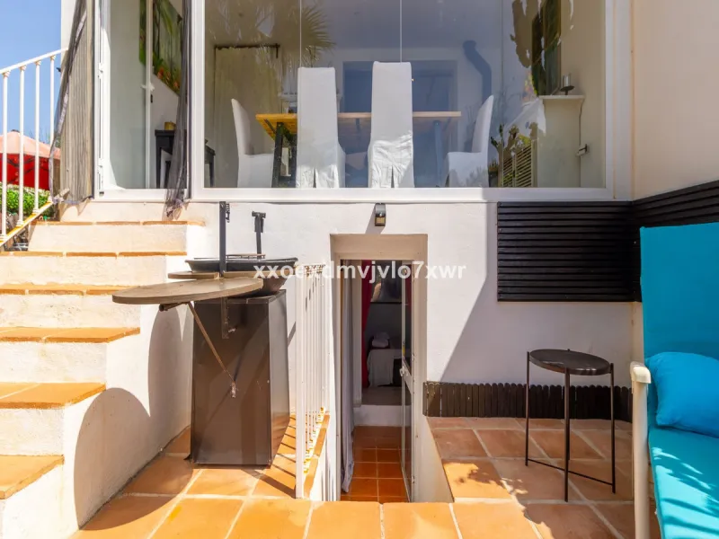 Located in the prestigious Bahía Dorada urbanisation, this elegant two-storey villa combines a privileged location with breathtaking panoramic views of the Mediterranean. Only 50 metres from the beach, it is ideal both as a permanent residence or as a hol
