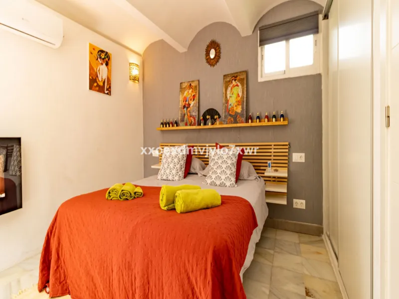Located in the prestigious Bahía Dorada urbanisation, this elegant two-storey villa combines a privileged location with breathtaking panoramic views of the Mediterranean. Only 50 metres from the beach, it is ideal both as a permanent residence or as a hol