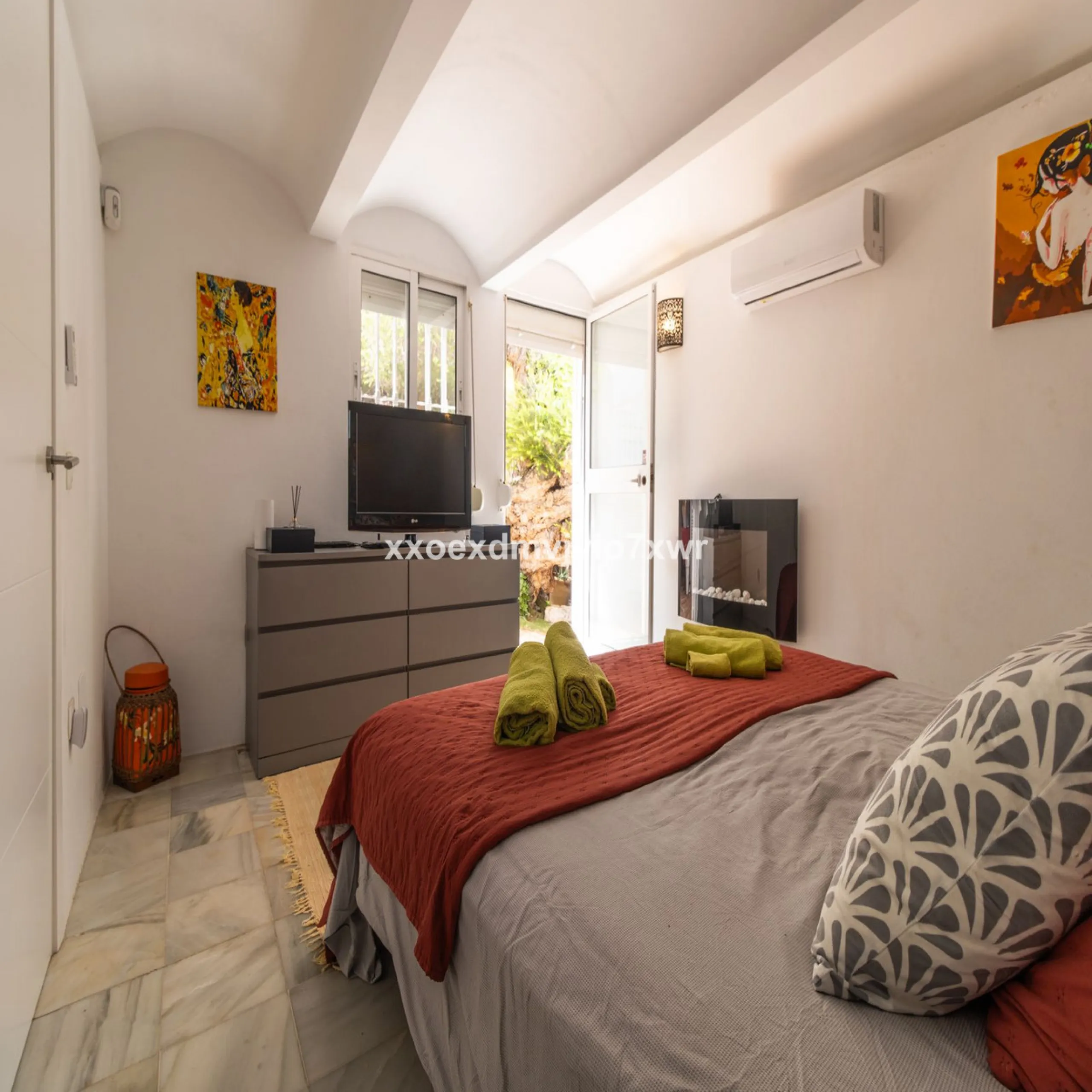 Located in the prestigious Bahía Dorada urbanisation, this elegant two-storey villa combines a privileged location with breathtaking panoramic views of the Mediterranean. Only 50 metres from the beach, it is ideal both as a permanent residence or as a hol