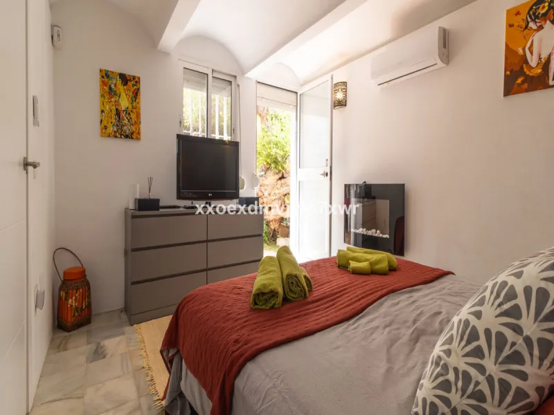 Located in the prestigious Bahía Dorada urbanisation, this elegant two-storey villa combines a privileged location with breathtaking panoramic views of the Mediterranean. Only 50 metres from the beach, it is ideal both as a permanent residence or as a hol