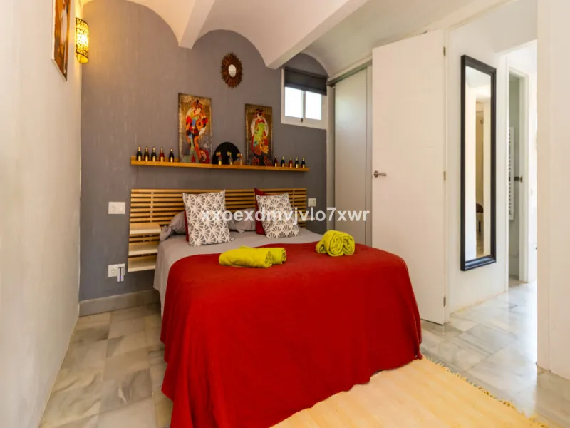Located in the prestigious Bahía Dorada urbanisation, this elegant two-storey villa combines a privileged location with breathtaking panoramic views of the Mediterranean. Only 50 metres from the beach, it is ideal both as a permanent residence or as a hol