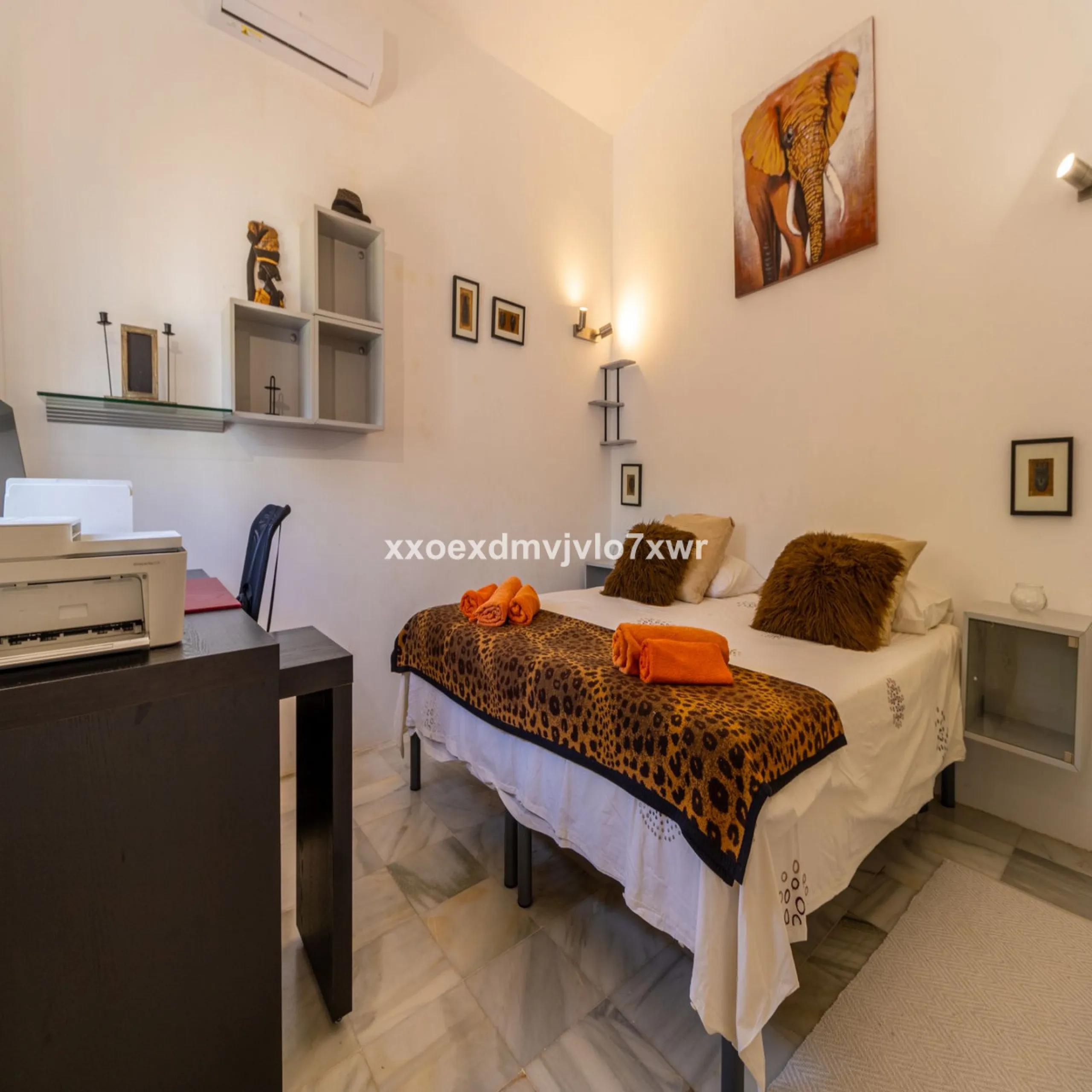 Located in the prestigious Bahía Dorada urbanisation, this elegant two-storey villa combines a privileged location with breathtaking panoramic views of the Mediterranean. Only 50 metres from the beach, it is ideal both as a permanent residence or as a hol