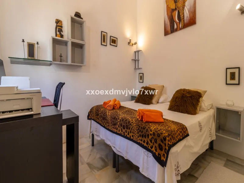 Located in the prestigious Bahía Dorada urbanisation, this elegant two-storey villa combines a privileged location with breathtaking panoramic views of the Mediterranean. Only 50 metres from the beach, it is ideal both as a permanent residence or as a hol