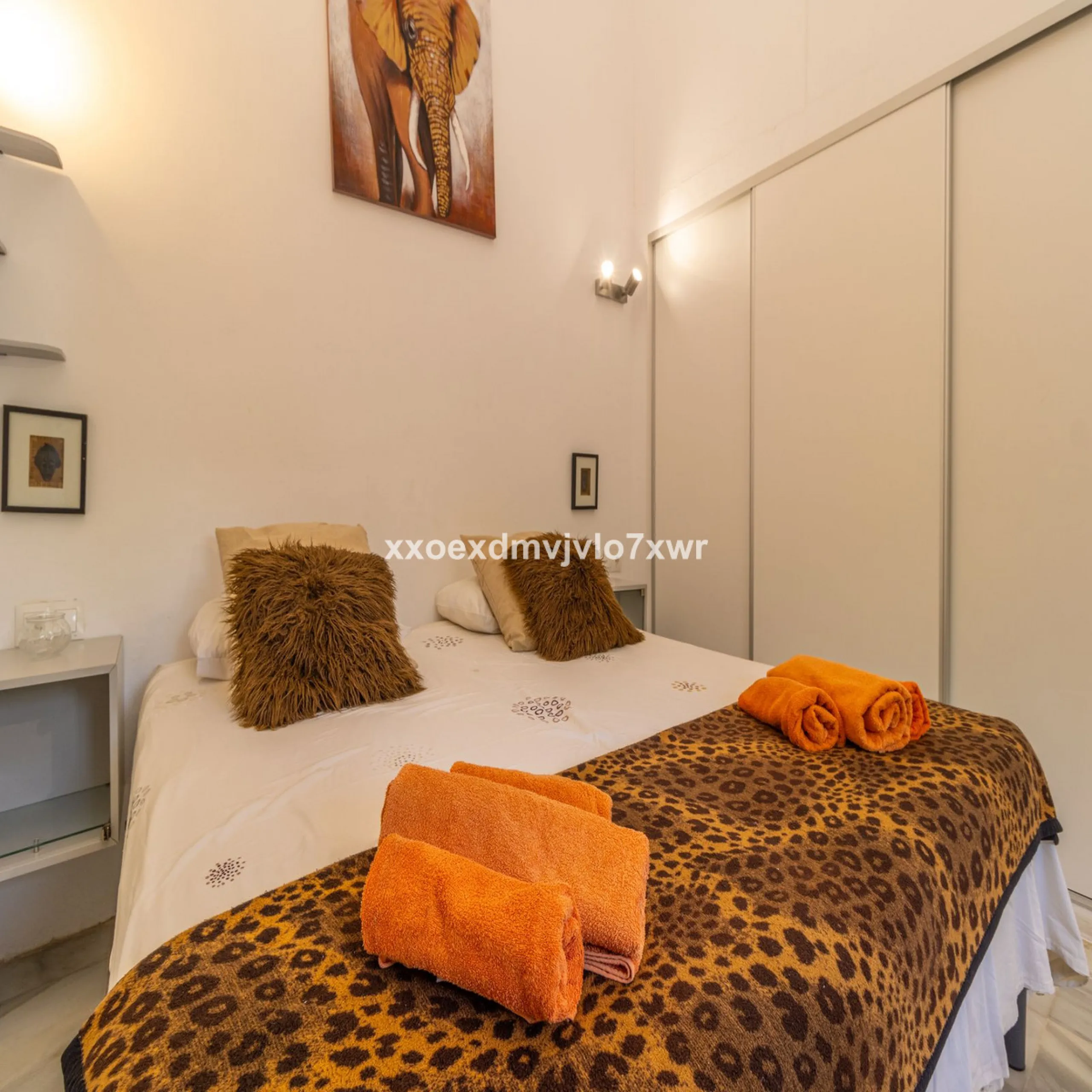 Located in the prestigious Bahía Dorada urbanisation, this elegant two-storey villa combines a privileged location with breathtaking panoramic views of the Mediterranean. Only 50 metres from the beach, it is ideal both as a permanent residence or as a hol