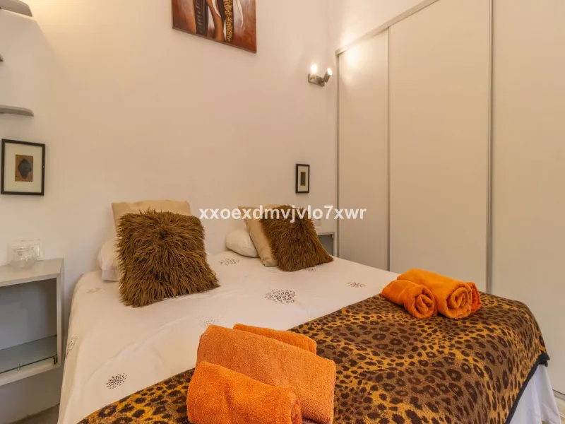 Located in the prestigious Bahía Dorada urbanisation, this elegant two-storey villa combines a privileged location with breathtaking panoramic views of the Mediterranean. Only 50 metres from the beach, it is ideal both as a permanent residence or as a hol
