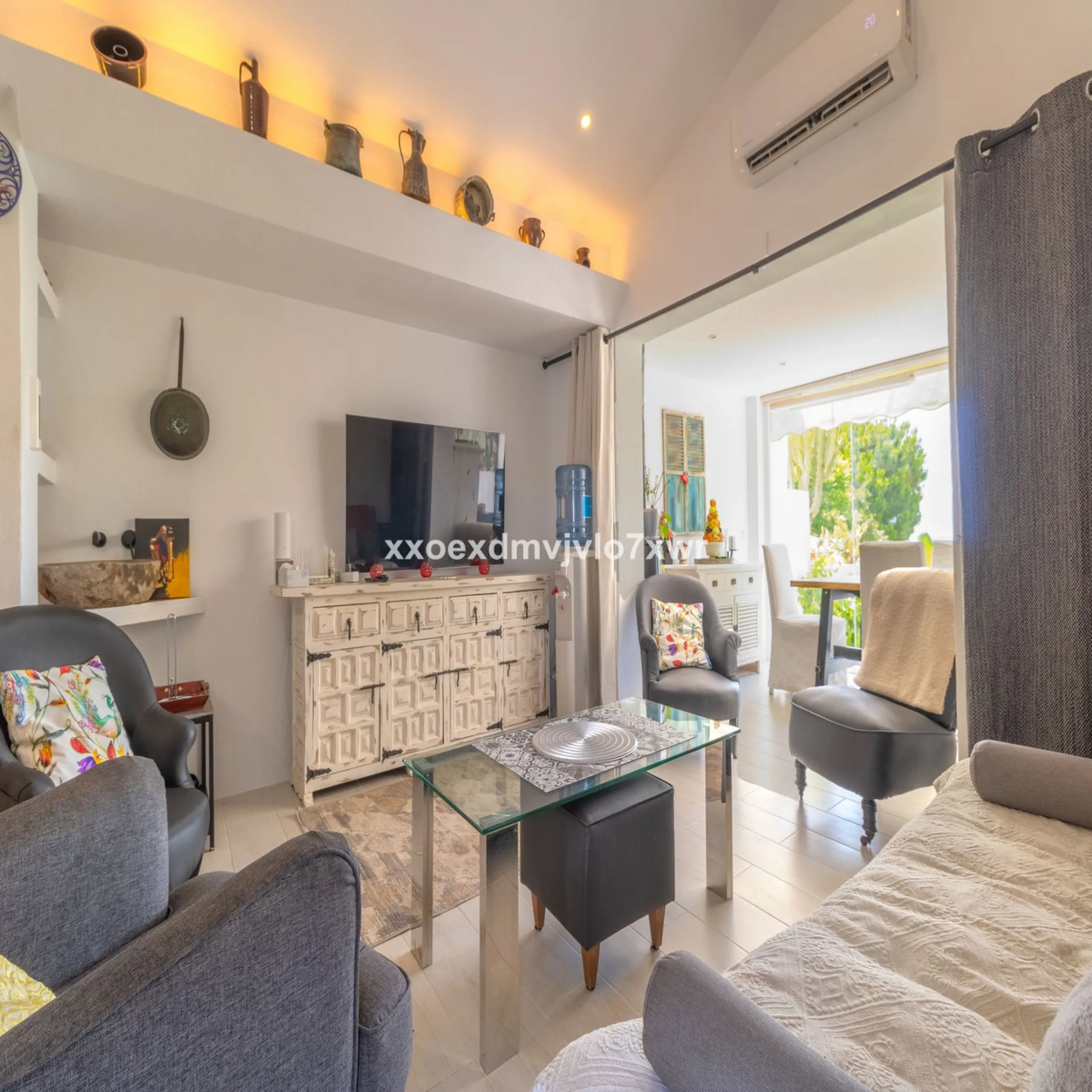 Located in the prestigious Bahía Dorada urbanisation, this elegant two-storey villa combines a privileged location with breathtaking panoramic views of the Mediterranean. Only 50 metres from the beach, it is ideal both as a permanent residence or as a hol