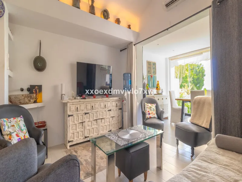 Located in the prestigious Bahía Dorada urbanisation, this elegant two-storey villa combines a privileged location with breathtaking panoramic views of the Mediterranean. Only 50 metres from the beach, it is ideal both as a permanent residence or as a hol