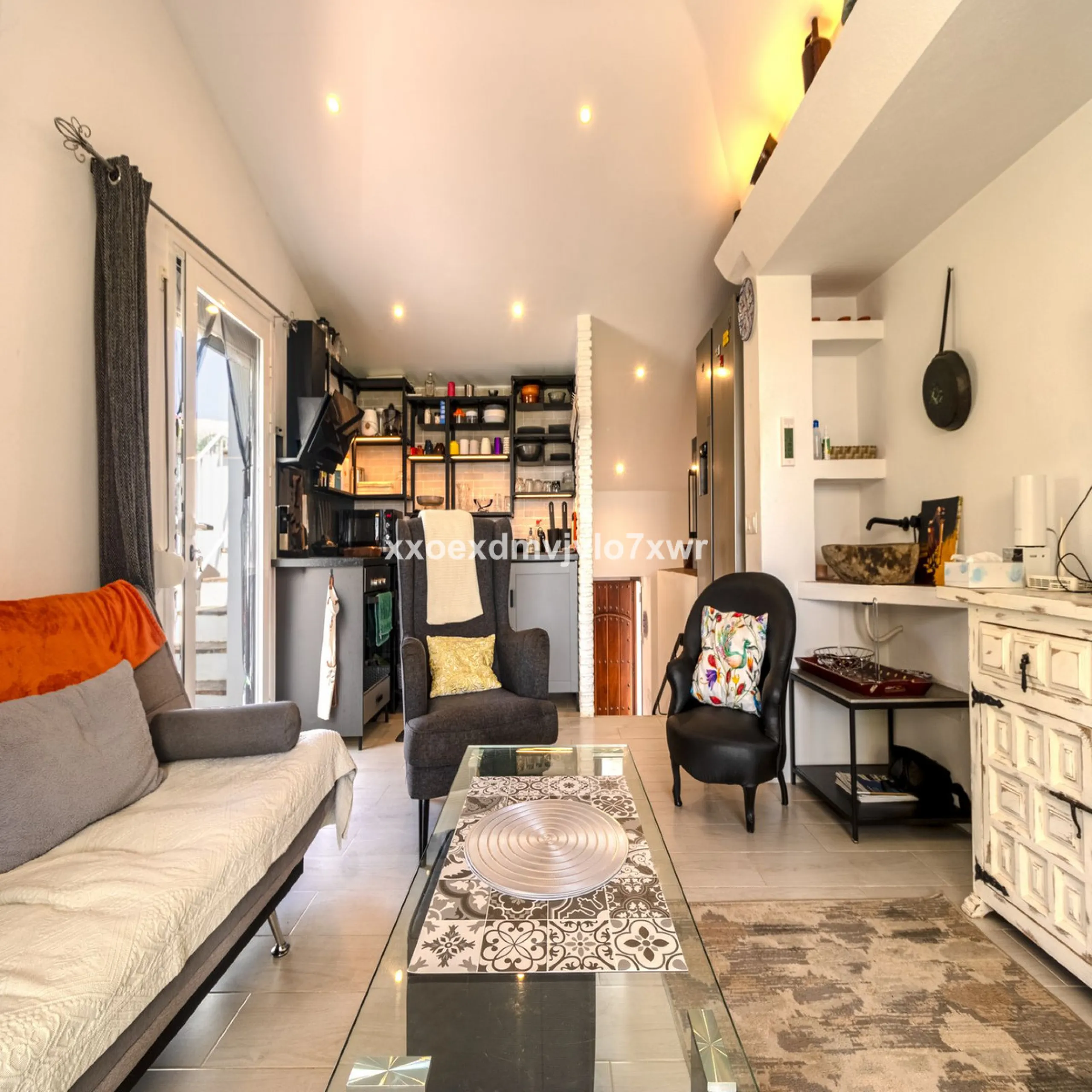 Located in the prestigious Bahía Dorada urbanisation, this elegant two-storey villa combines a privileged location with breathtaking panoramic views of the Mediterranean. Only 50 metres from the beach, it is ideal both as a permanent residence or as a hol