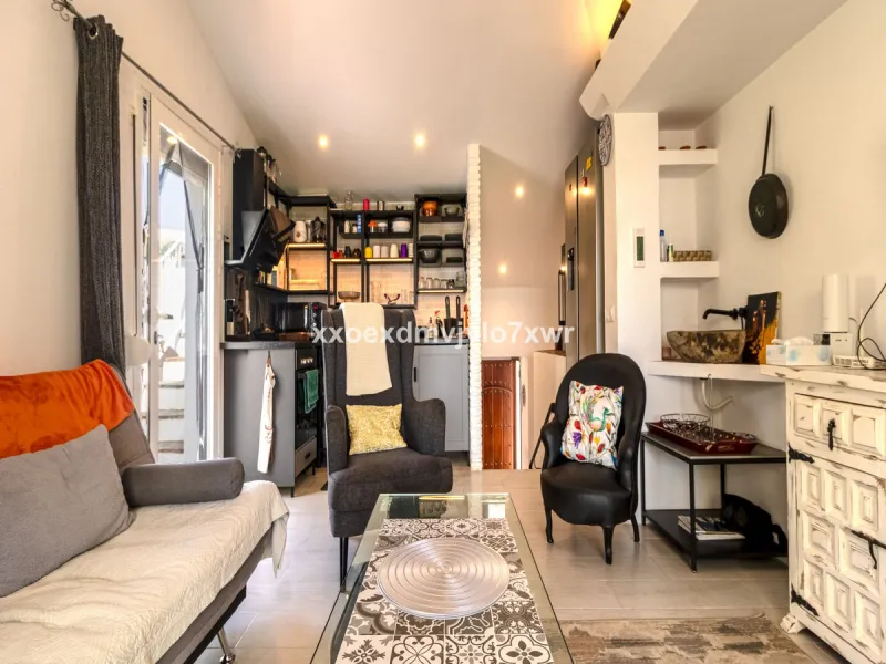 Located in the prestigious Bahía Dorada urbanisation, this elegant two-storey villa combines a privileged location with breathtaking panoramic views of the Mediterranean. Only 50 metres from the beach, it is ideal both as a permanent residence or as a hol