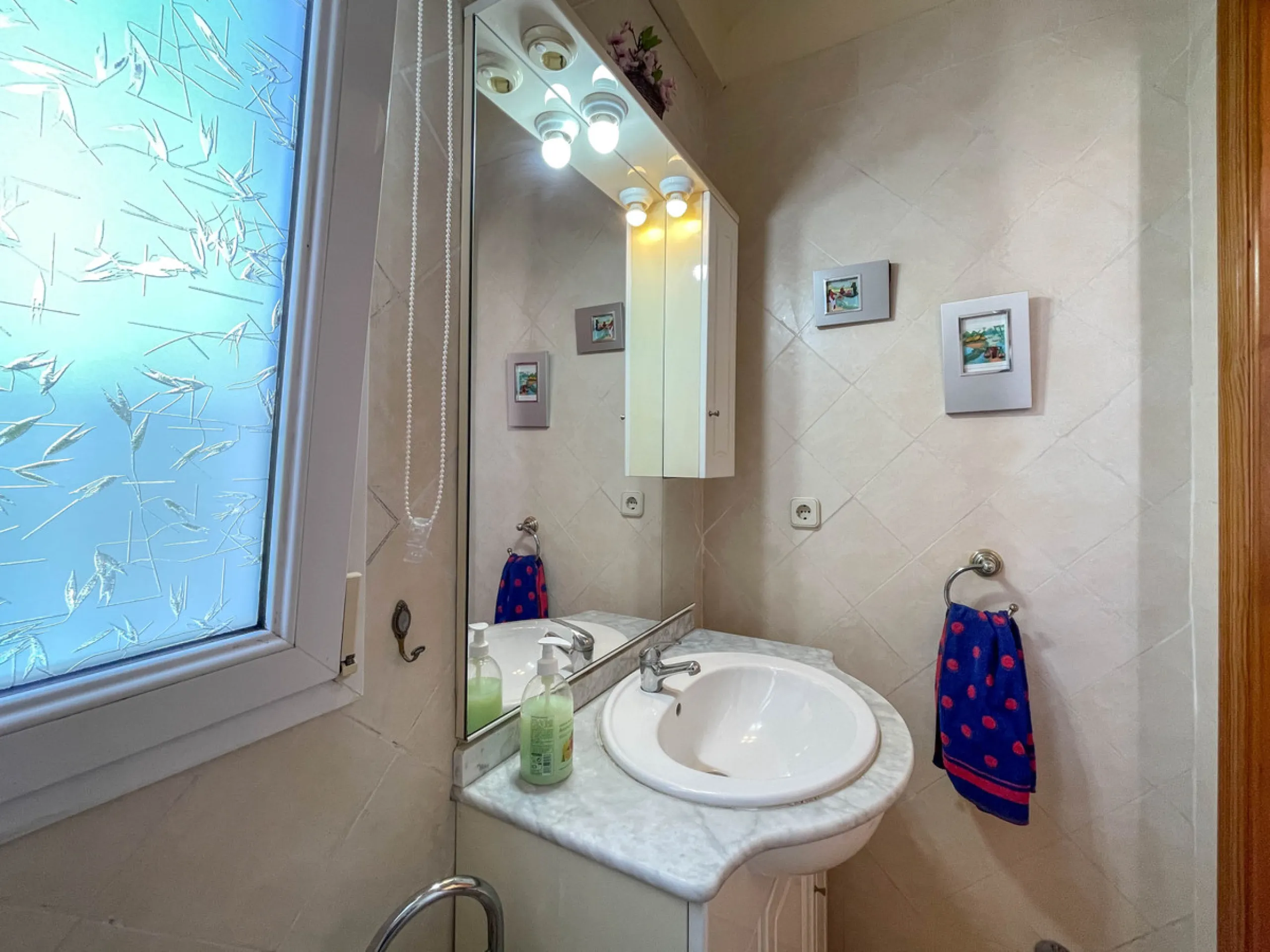 Geräumige Villa mit separatem Gästeappartement in ruhiger Lage
