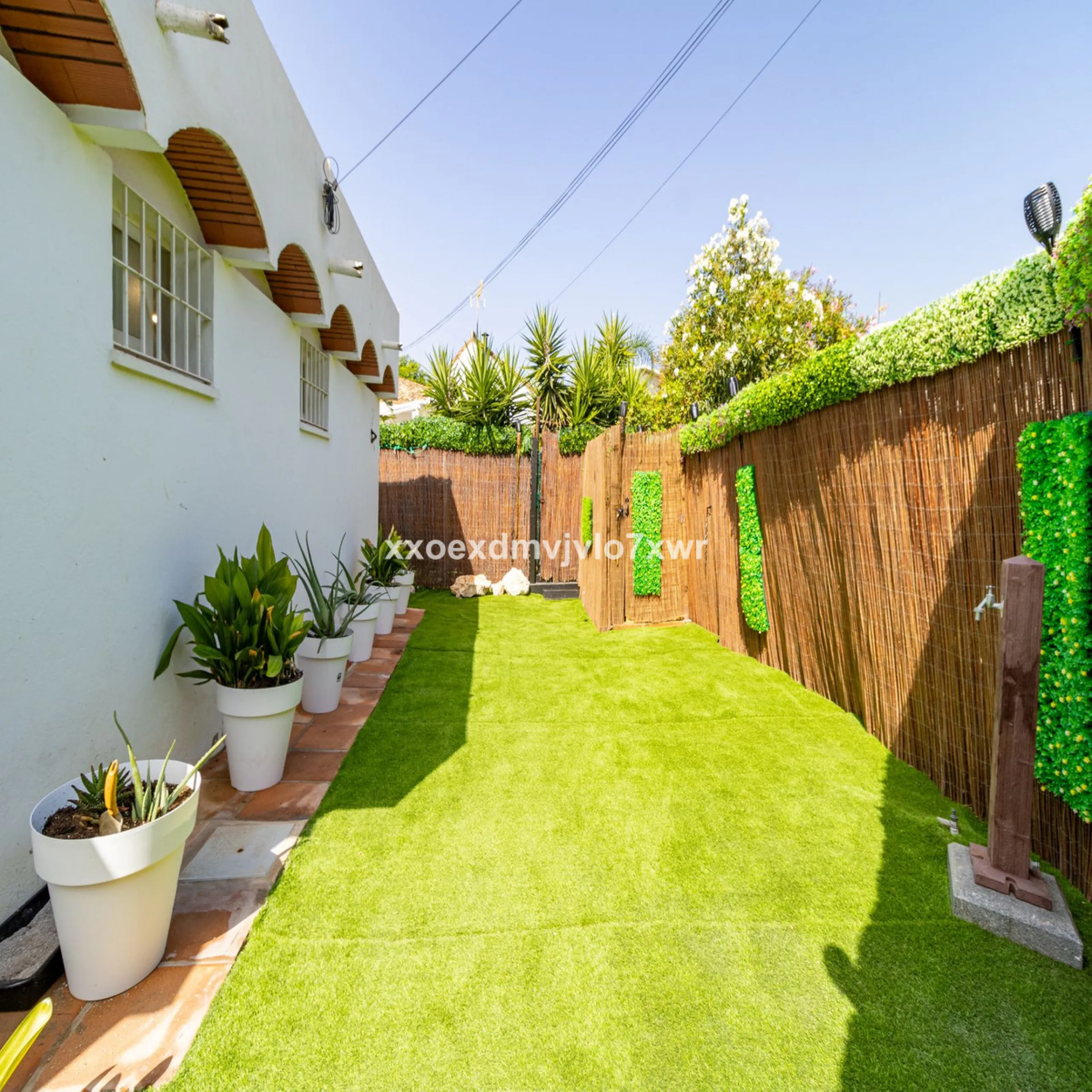 Located in the prestigious Bahía Dorada urbanisation, this elegant two-storey villa combines a privileged location with breathtaking panoramic views of the Mediterranean. Only 50 metres from the beach, it is ideal both as a permanent residence or as a hol