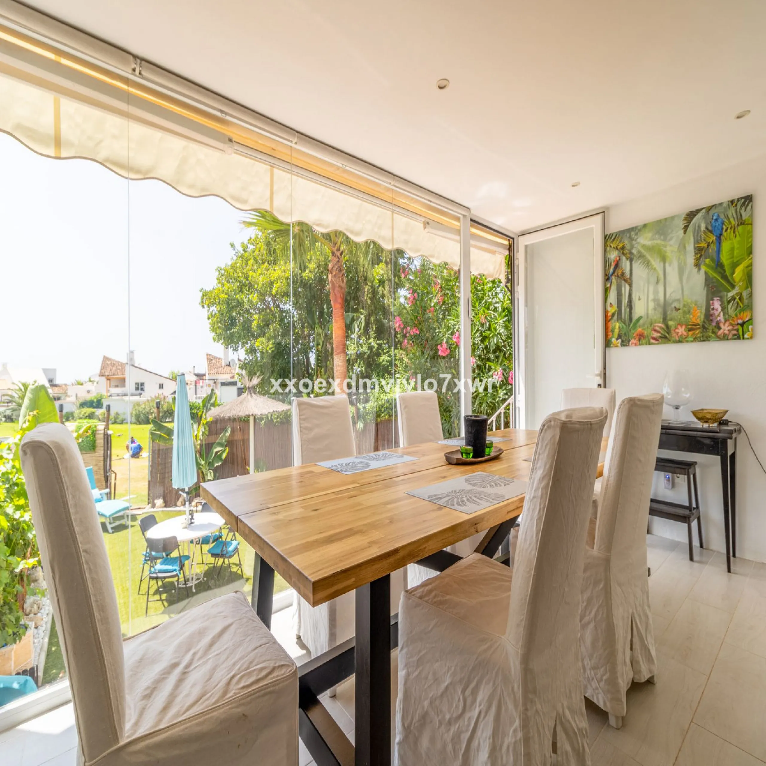 Located in the prestigious Bahía Dorada urbanisation, this elegant two-storey villa combines a privileged location with breathtaking panoramic views of the Mediterranean. Only 50 metres from the beach, it is ideal both as a permanent residence or as a hol