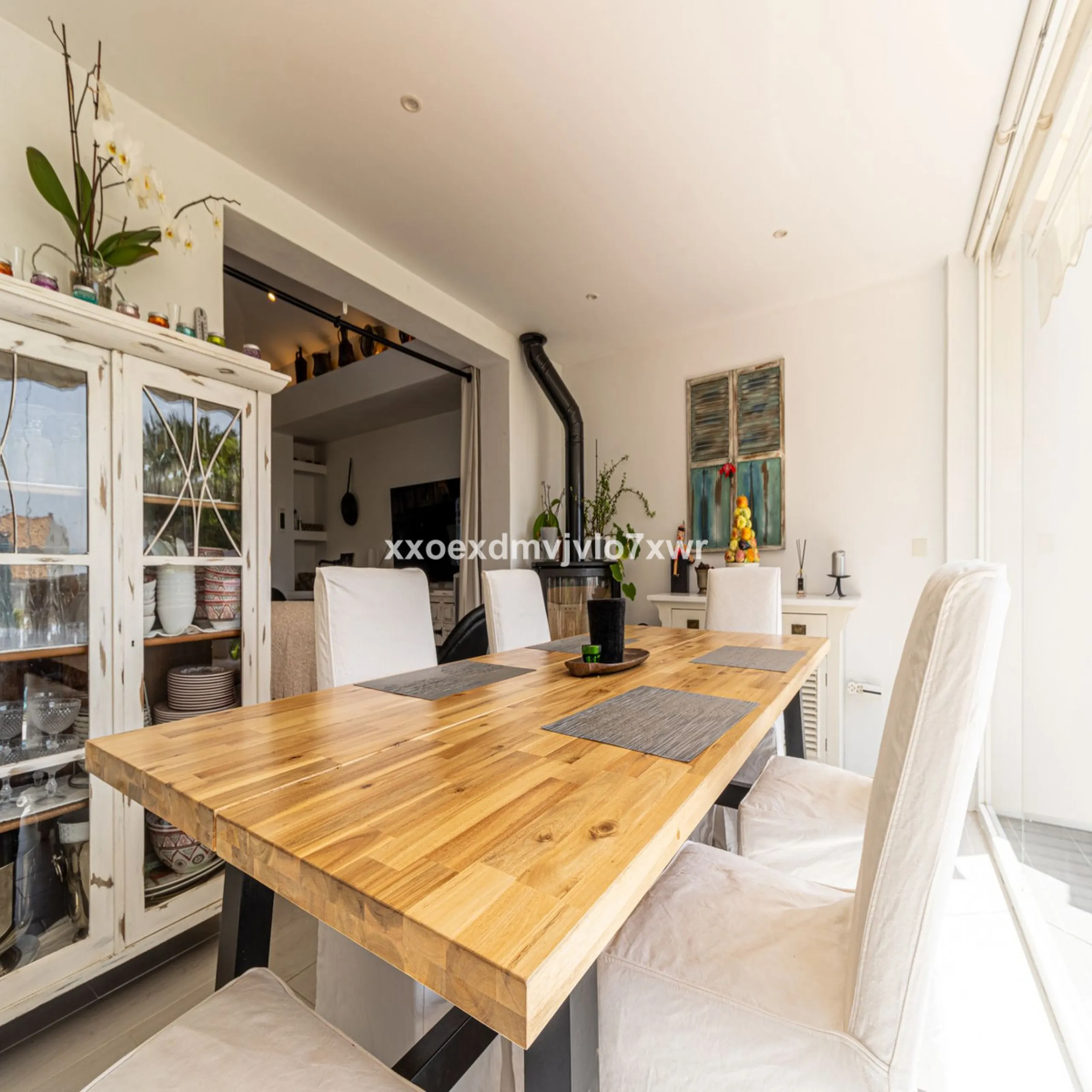 Located in the prestigious Bahía Dorada urbanisation, this elegant two-storey villa combines a privileged location with breathtaking panoramic views of the Mediterranean. Only 50 metres from the beach, it is ideal both as a permanent residence or as a hol