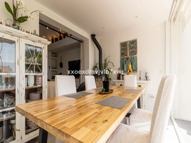 Located in the prestigious Bahía Dorada urbanisation, this elegant two-storey villa combines a privileged location with breathtaking panoramic views of the Mediterranean. Only 50 metres from the beach, it is ideal both as a permanent residence or as a hol
