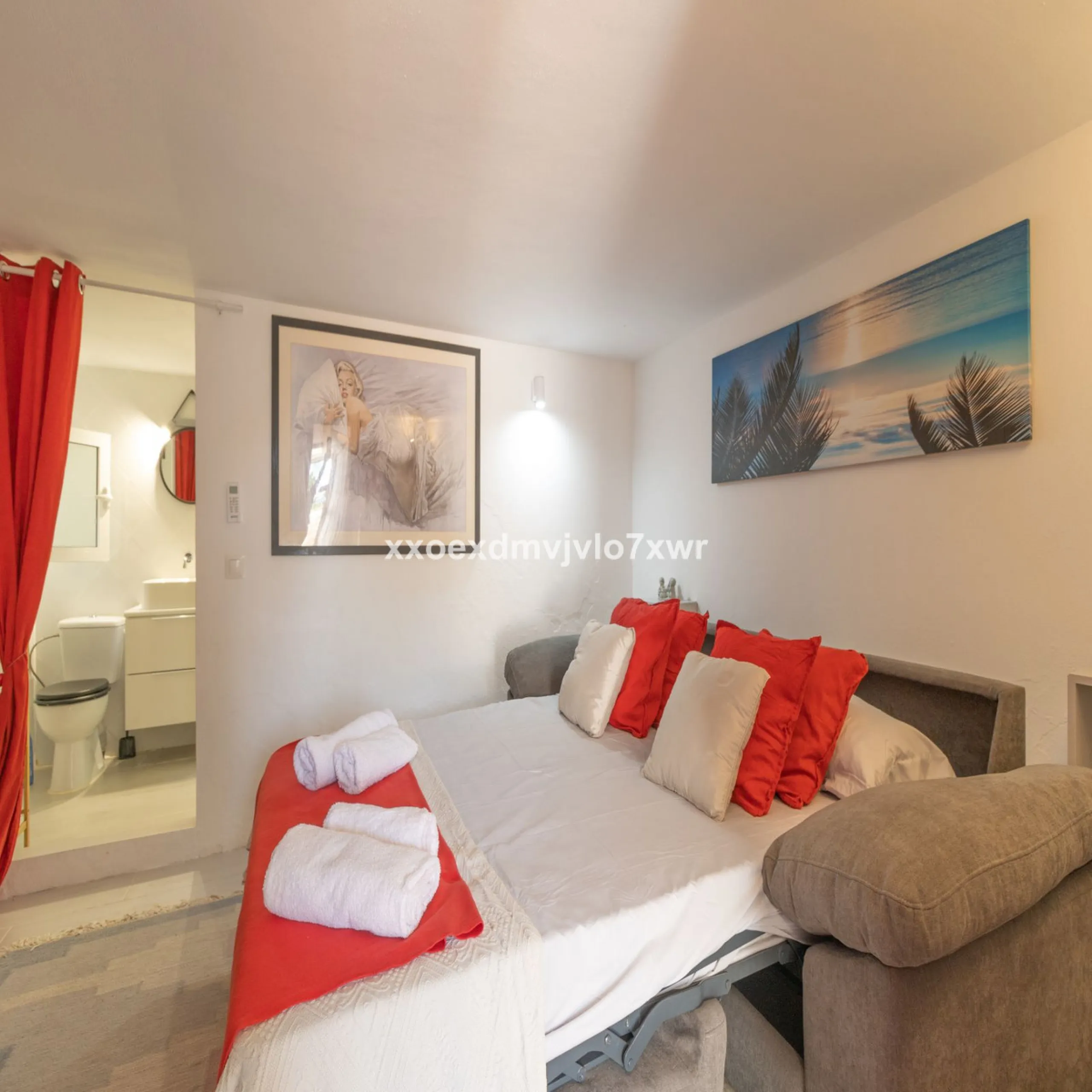 Located in the prestigious Bahía Dorada urbanisation, this elegant two-storey villa combines a privileged location with breathtaking panoramic views of the Mediterranean. Only 50 metres from the beach, it is ideal both as a permanent residence or as a hol